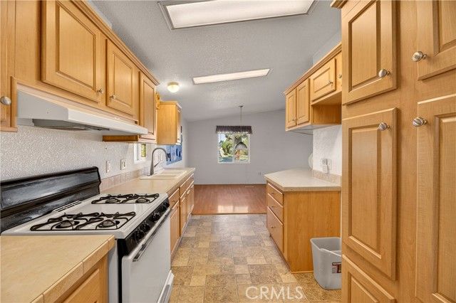 725 W Thornton 10, Hemet, CA 92543