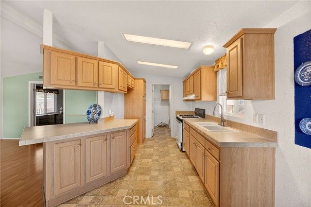 725 W Thornton 10, Hemet, CA 92543