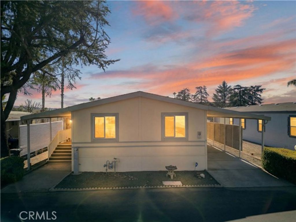 725 W Thornton 10, Hemet, CA 92543