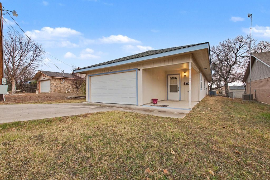 1720 Greenwood LN, Kingsland, TX 78639
