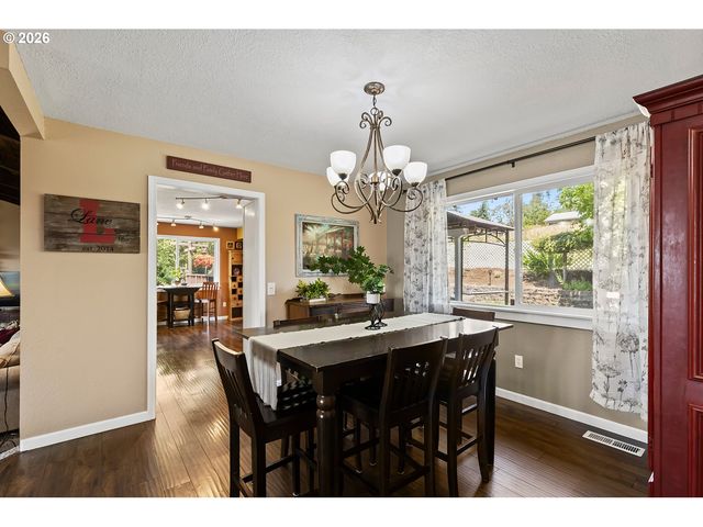 27 JONES Rd, Kelso, WA 98626