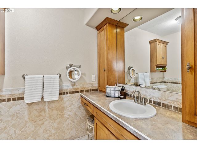 27 JONES Rd, Kelso, WA 98626