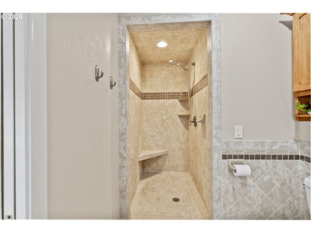 27 JONES Rd, Kelso, WA 98626