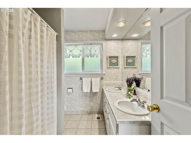 27 JONES Rd, Kelso, WA 98626