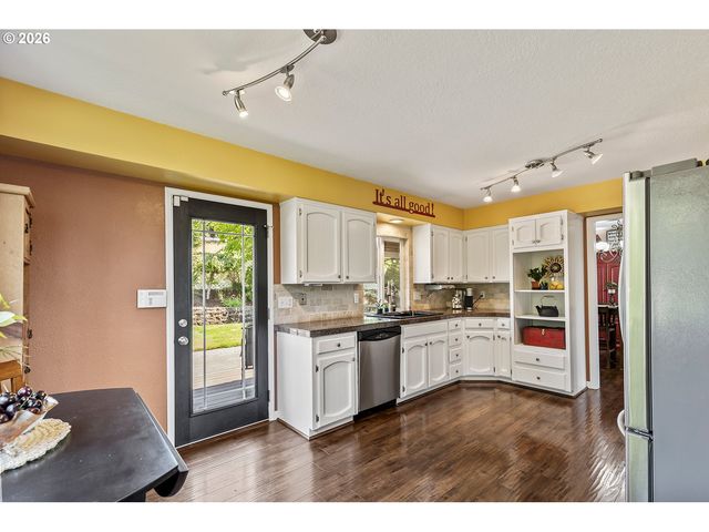 27 JONES Rd, Kelso, WA 98626