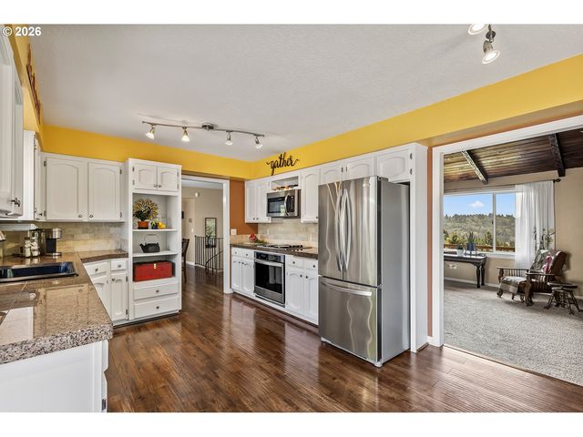 27 JONES Rd, Kelso, WA 98626