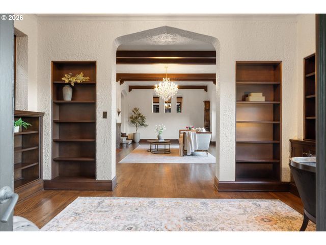 1495 Sw CLIFTON St, Portland, OR 97201