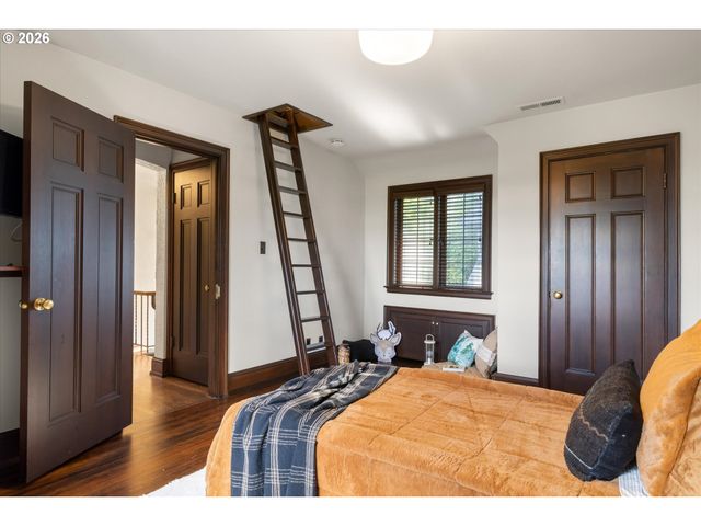 1495 Sw CLIFTON St, Portland, OR 97201
