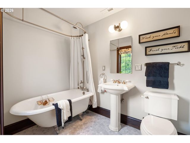 1495 Sw CLIFTON St, Portland, OR 97201