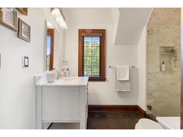 1495 Sw CLIFTON St, Portland, OR 97201