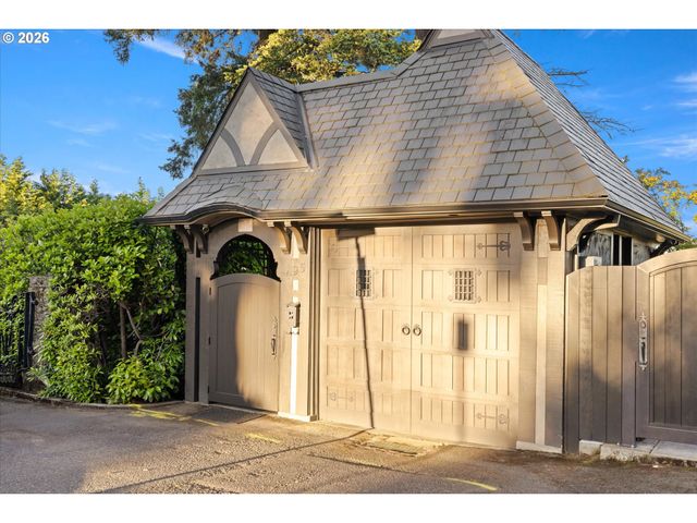 1495 Sw CLIFTON St, Portland, OR 97201