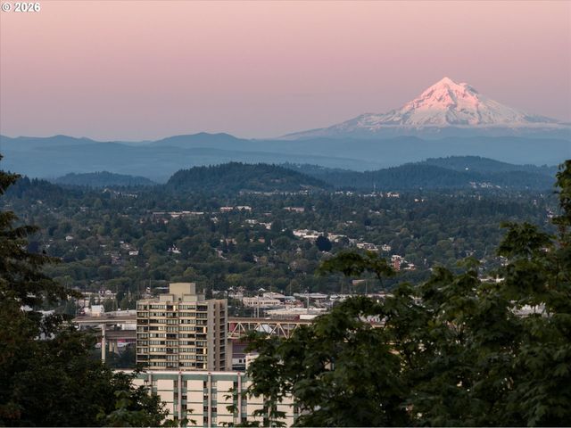 1495 Sw CLIFTON St, Portland, OR 97201