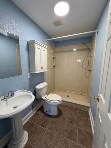 6421 S Ridgecrest Drive, Hitchcock, TX 77563
