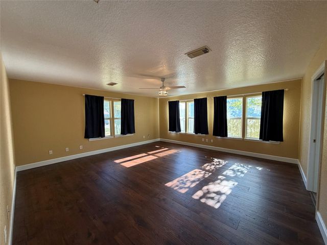 6421 S Ridgecrest Drive, Hitchcock, TX 77563