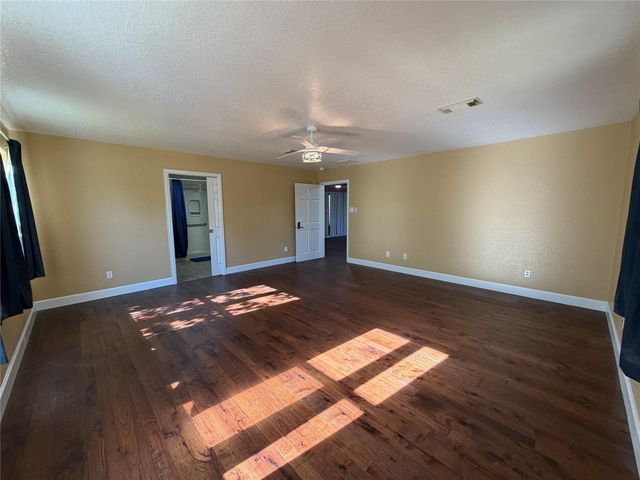 6421 S Ridgecrest Drive, Hitchcock, TX 77563