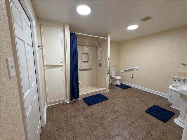 6421 S Ridgecrest Drive, Hitchcock, TX 77563