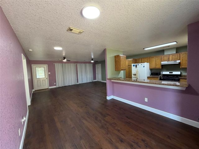 6421 S Ridgecrest Drive, Hitchcock, TX 77563