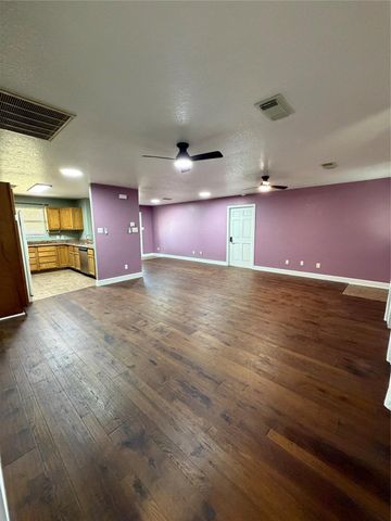 6421 S Ridgecrest Drive, Hitchcock, TX 77563