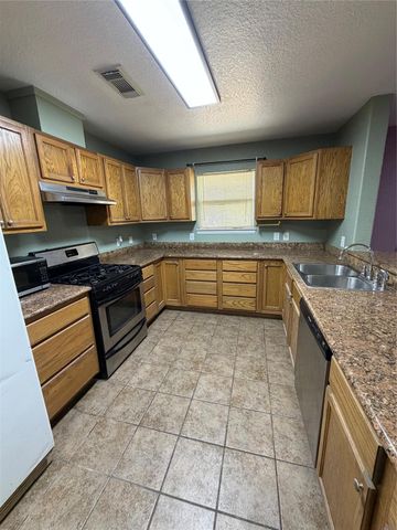 6421 S Ridgecrest Drive, Hitchcock, TX 77563