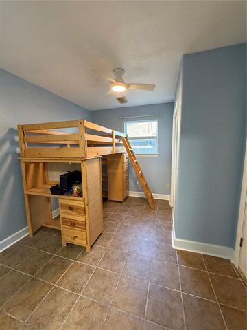 6421 S Ridgecrest Drive, Hitchcock, TX 77563