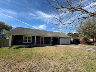 6421 S Ridgecrest Drive, Hitchcock, TX 77563