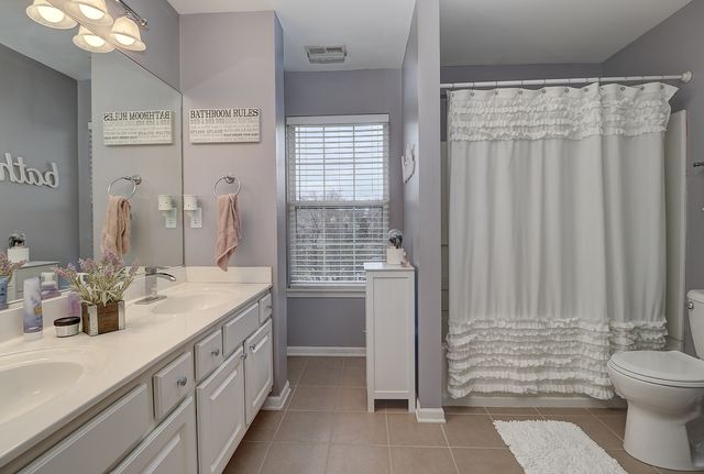 1811 S Wentworth Circle, Romeoville, IL 60446