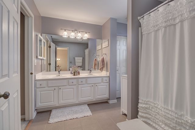 1811 S Wentworth Circle, Romeoville, IL 60446