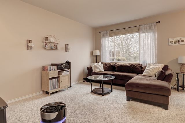 1811 S Wentworth Circle, Romeoville, IL 60446