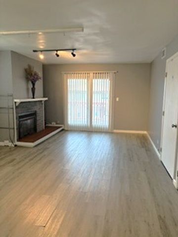 612 Rosner Drive 612, Roselle, IL 60172