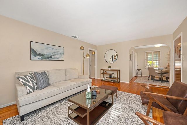 5262 L St, Sacramento, CA 95819