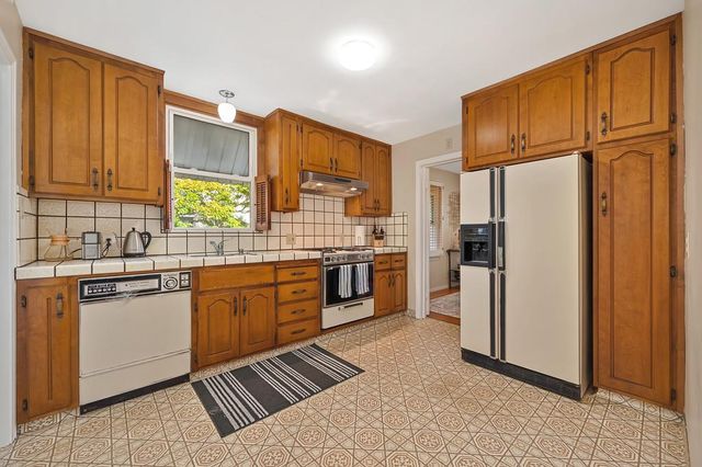 5262 L St, Sacramento, CA 95819