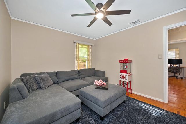 5262 L St, Sacramento, CA 95819