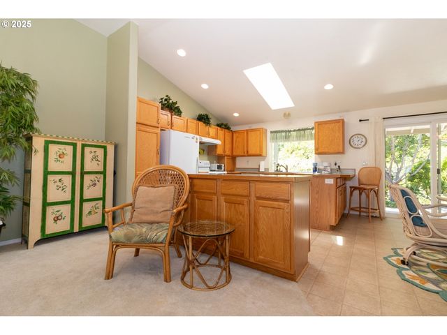 47 PARK VILLAGE Dr, Florence, OR 97439