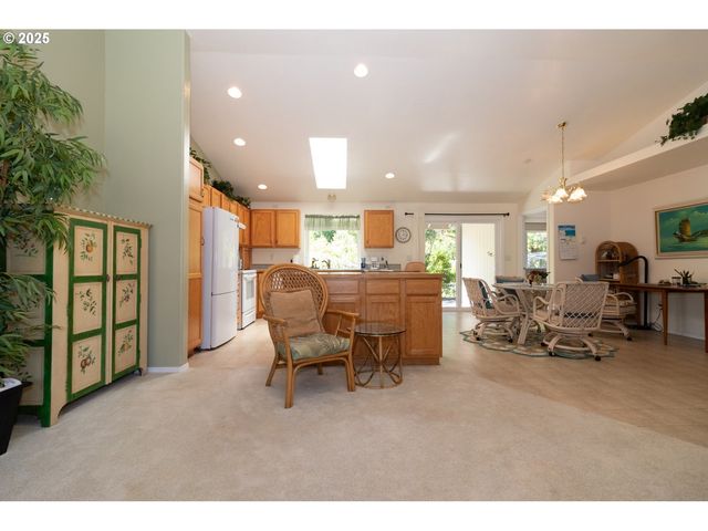 47 PARK VILLAGE Dr, Florence, OR 97439