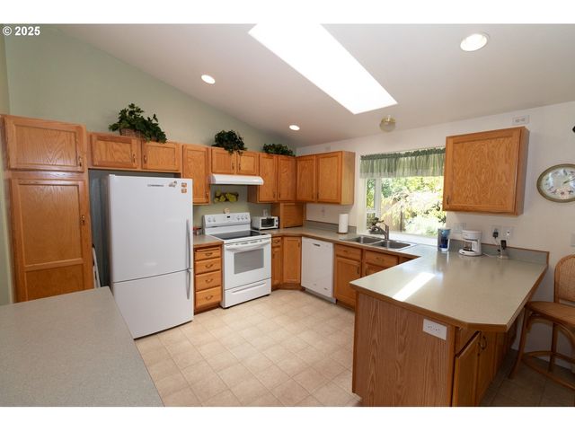 47 PARK VILLAGE Dr, Florence, OR 97439