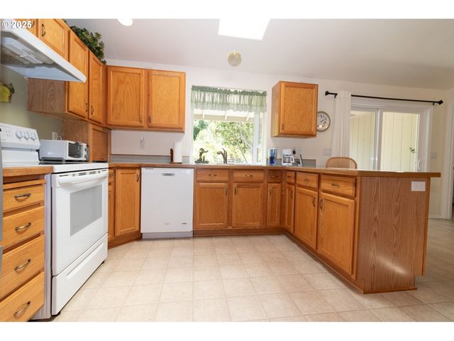47 PARK VILLAGE Dr, Florence, OR 97439