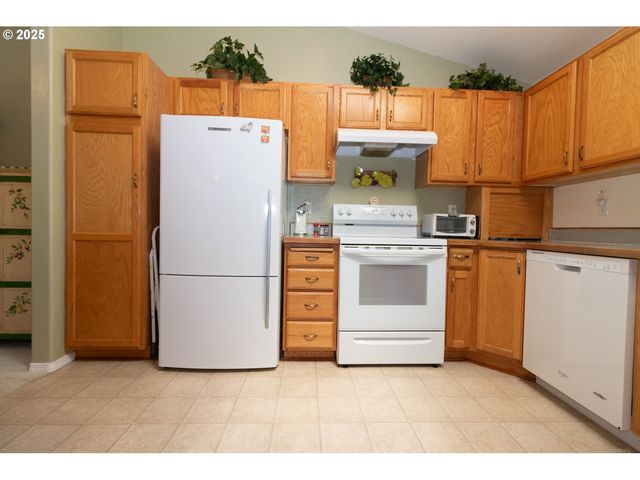 47 PARK VILLAGE Dr, Florence, OR 97439