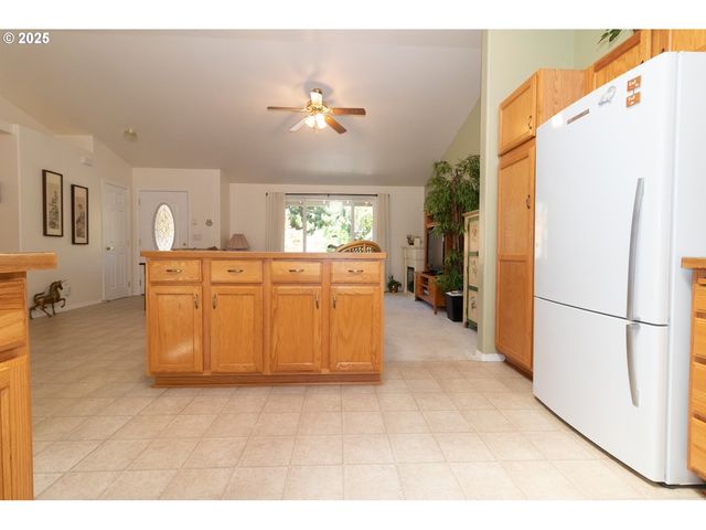 47 PARK VILLAGE Dr, Florence, OR 97439