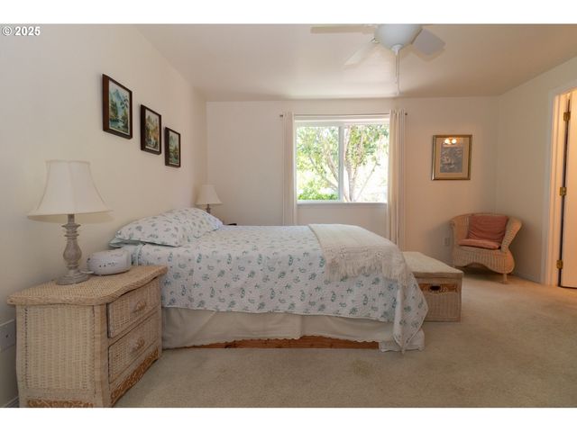 47 PARK VILLAGE Dr, Florence, OR 97439