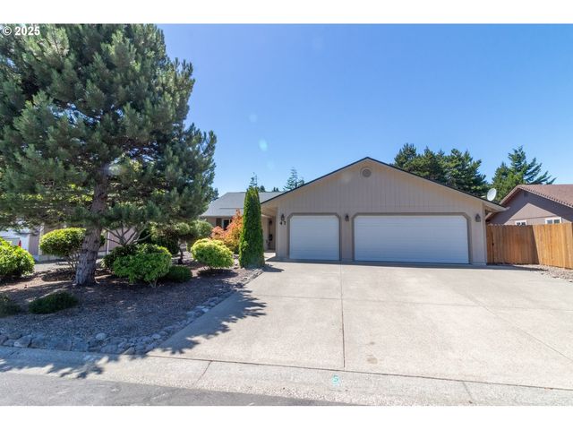 47 PARK VILLAGE Dr, Florence, OR 97439