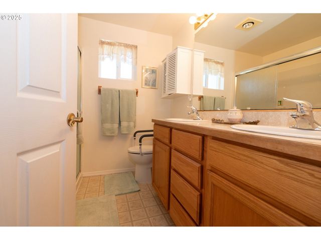 47 PARK VILLAGE Dr, Florence, OR 97439