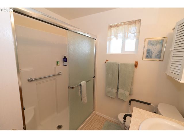 47 PARK VILLAGE Dr, Florence, OR 97439