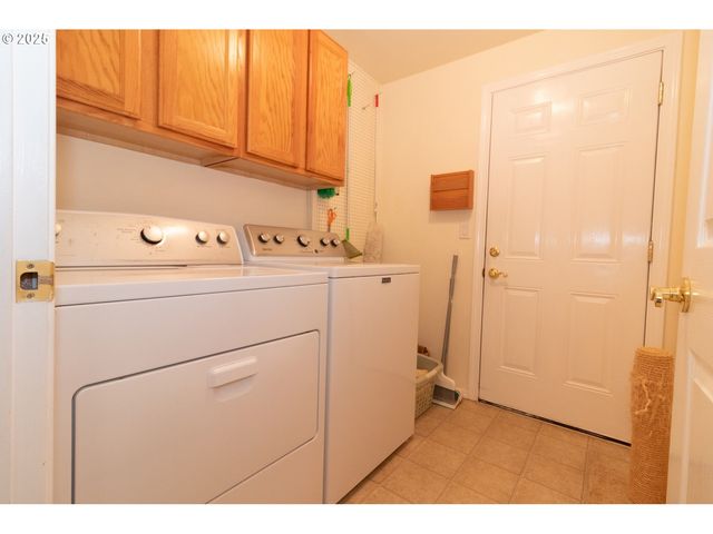 47 PARK VILLAGE Dr, Florence, OR 97439