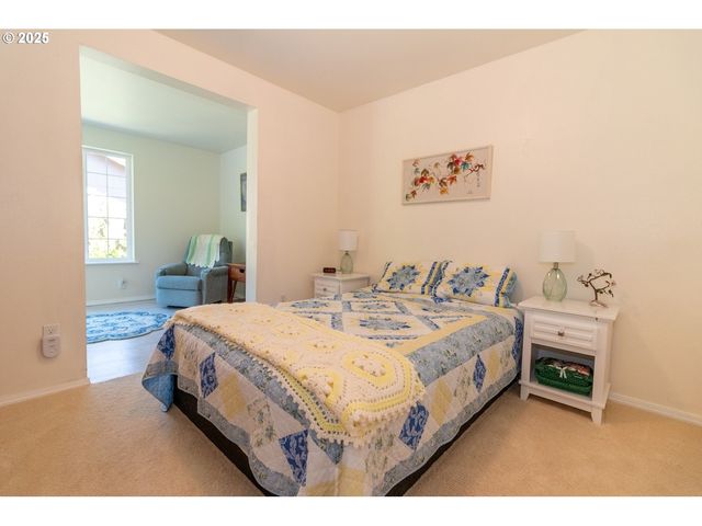 47 PARK VILLAGE Dr, Florence, OR 97439