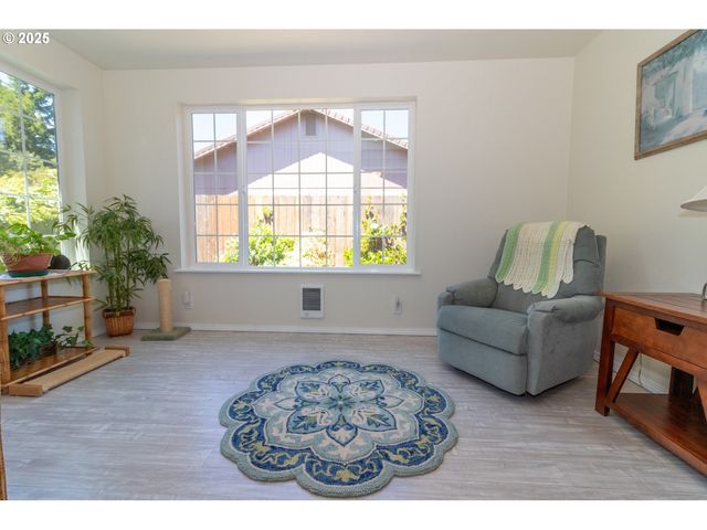 47 PARK VILLAGE Dr, Florence, OR 97439
