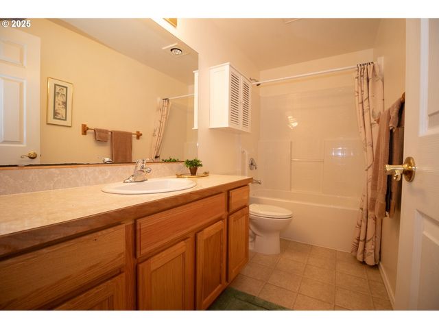 47 PARK VILLAGE Dr, Florence, OR 97439