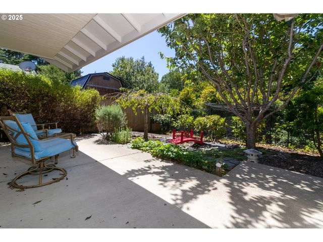 47 PARK VILLAGE Dr, Florence, OR 97439