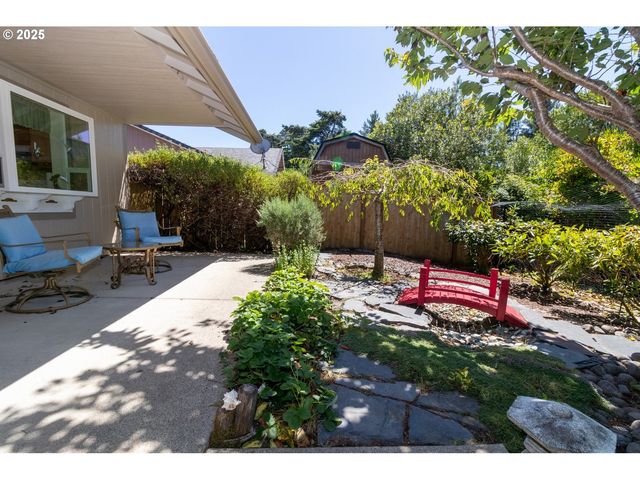47 PARK VILLAGE Dr, Florence, OR 97439