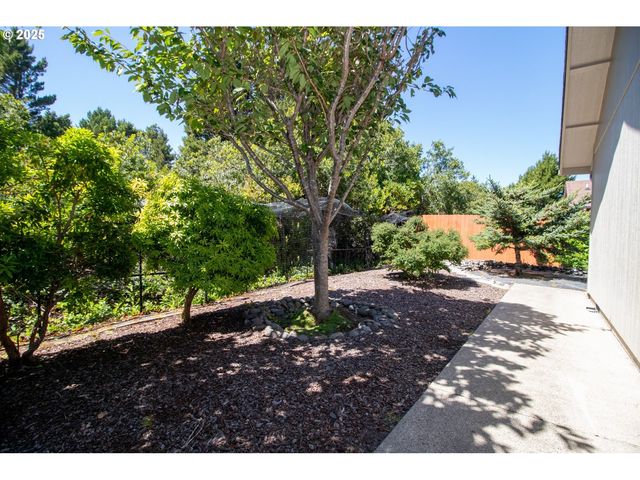 47 PARK VILLAGE Dr, Florence, OR 97439