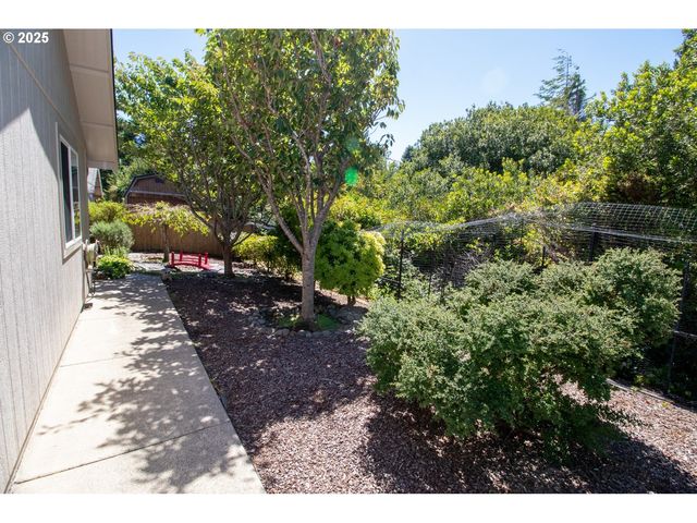 47 PARK VILLAGE Dr, Florence, OR 97439